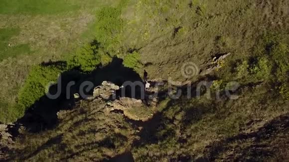 从空中俯瞰下山的人一个人在岩石悬崖上徒步旅行爬山盖盖视频的预览图
