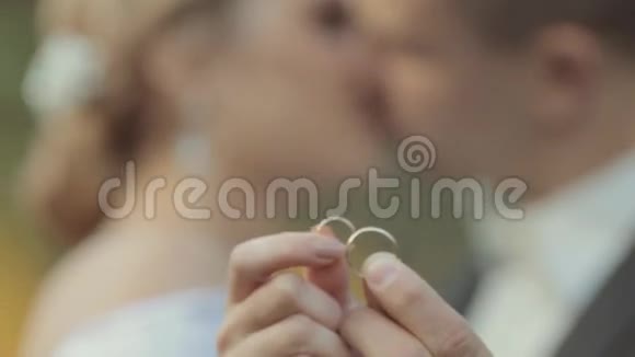 新婚夫妇展示他们的结婚金戒指视频的预览图