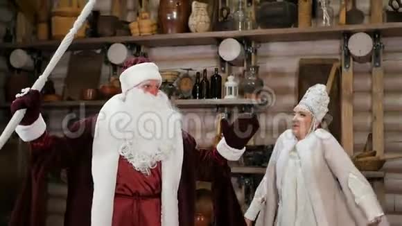 圣诞老人和雪女祝贺新年假期视频的预览图