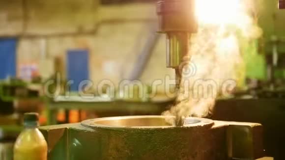 一台机器在铁的细节上钻孔摩擦产生的烟雾视频的预览图
