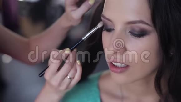 女孩化妆师为时尚女孩创造了一种风格视频的预览图