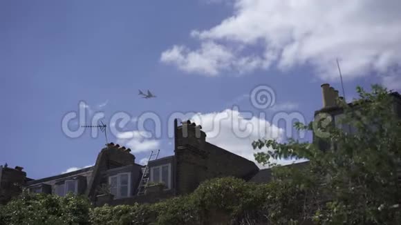 飞机在房子上方的天空中飞行视频的预览图