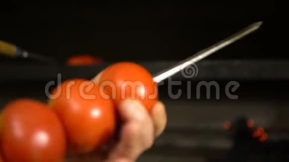 在明火上煮蔬菜空中野餐美食享受番茄放火特写视频的预览图