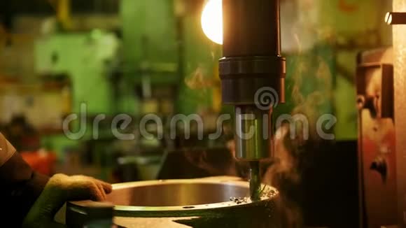 建筑工厂一台机器在铁的细节上钻孔一股烟出来了视频的预览图