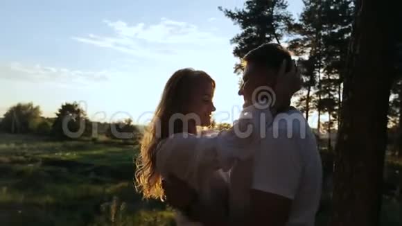 情侣在公园里拥抱视频的预览图