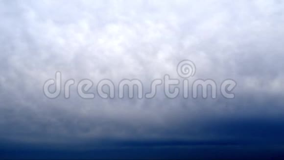 蓝天中低低的暴风雨云时间表视频的预览图