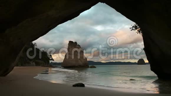 新西兰大教堂海湾日落视频的预览图