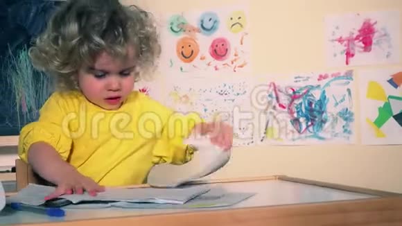 疯狂的蹒跚学步的女孩撕纸在家捣乱视频的预览图