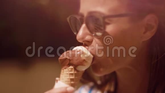 年轻女子在夏日舔冰淇淋视频的预览图