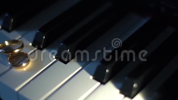 琴键上的结婚戒指视频的预览图