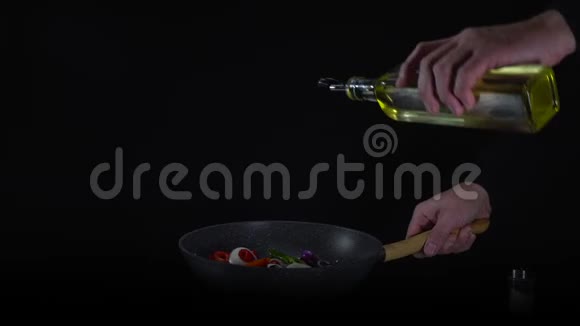 厨师在锅中将橄榄油加入热食视频的预览图