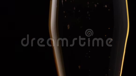 特写宏观啤酒泡沫上升时在黑色背景上加满视频的预览图