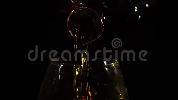 金色干邑倒入杯中视频的预览图