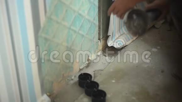 一个人用角磨机切割混凝土墙视频的预览图