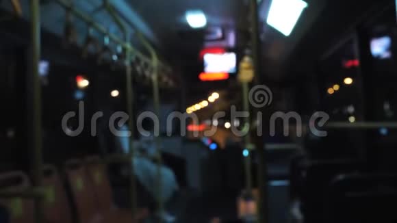 夜间巴士内景模糊晚上乘公共汽车上路视频的预览图