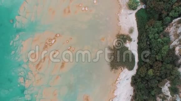 蔚蓝的海岸空中视频的预览图