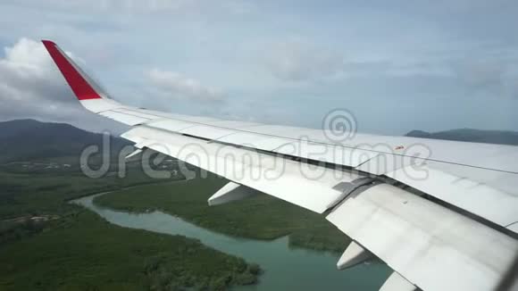 从泰国普吉机场降落的飞机窗口观看视频的预览图