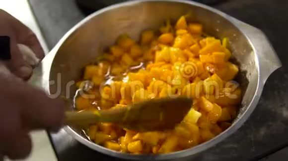厨师准备了一个南瓜盘用勺子把盘子里的东西混合在一起视频的预览图
