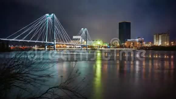 夜间河中照明桥的反射视频的预览图