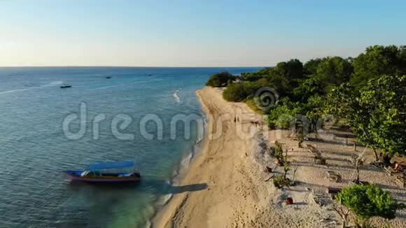 热带海滩有白色的沙子和绿松石的海洋空中观景天堂假日酒店视频的预览图