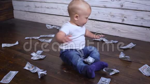 带钱的婴儿地板高清视频的预览图