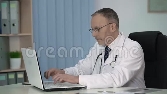 疲劳治疗师在病人检查后填写电子记录档案视频的预览图
