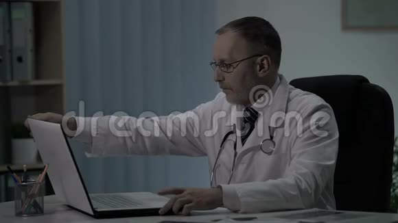 资深经验丰富的医生在医院白班后精疲力竭工作过度视频的预览图