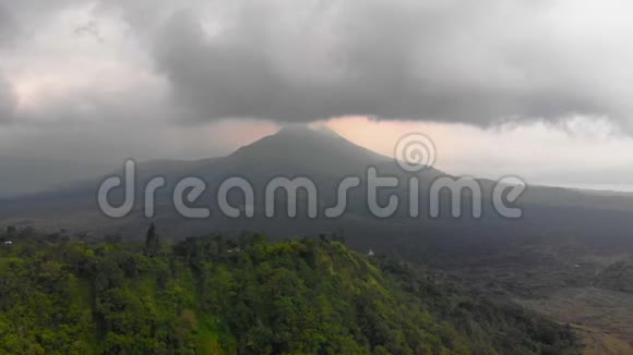 印度尼西亚巴厘岛巴图尔火山的空中射击视频的预览图
