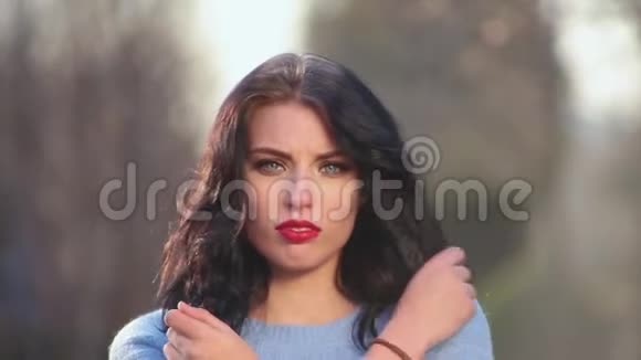 特写镜头上漂亮的头发和红唇的深褐色女孩描绘了不同的情绪视频的预览图