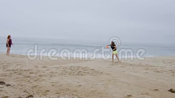 年轻女性在海滨度假过得很愉快视频的预览图