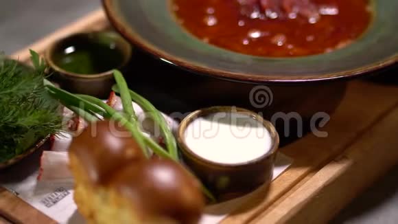 波什在餐馆里服务传统的乌克兰午餐视频的预览图
