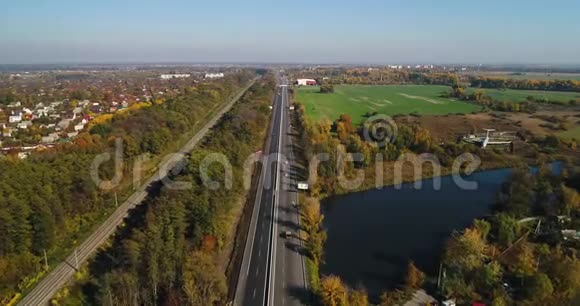 湖和飞机附近的乡村交通的鸟瞰图视频的预览图