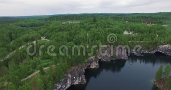 空中湖镜与白色悬崖陡峭的林岸视频的预览图
