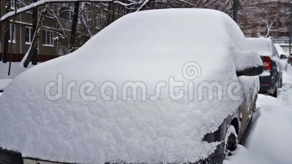 大雪过后一个人在雪地上擦汽车视频的预览图