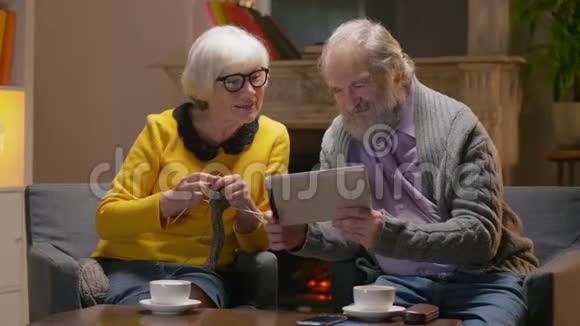 祖父母在平板电脑上和孙子说话视频的预览图