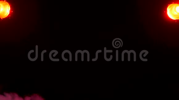 抽象的烟雾笼罩着两个红色的灯光视频的预览图