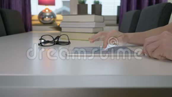 一个人在平板电脑上看电子书视频的预览图