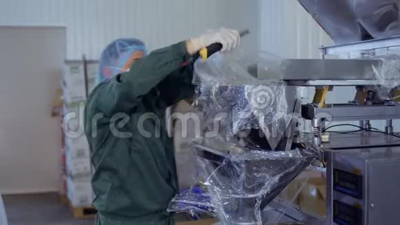 工人打开茶叶厂的新机器视频的预览图