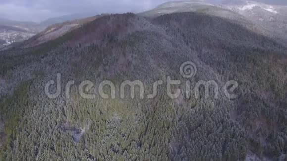 山区冬季全景空中录像视频的预览图