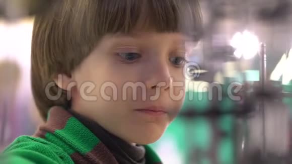 教育童年情感表达和人的概念男孩看着机器里的弹珠这反映了他的视频的预览图
