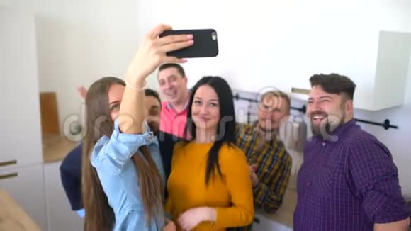 有趣的朋友在智能手机相机上自拍在室内玩得开心视频的预览图