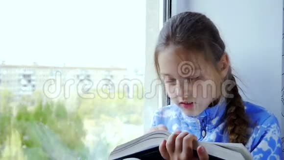 女孩在看书视频的预览图
