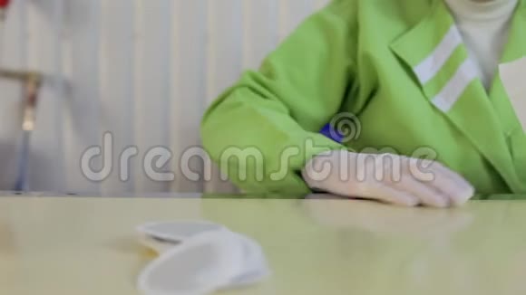 女人把茶装成纸袋茶叶厂视频的预览图