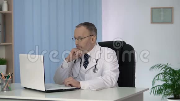 主任医师仔细研究诊所病人的病历视频的预览图