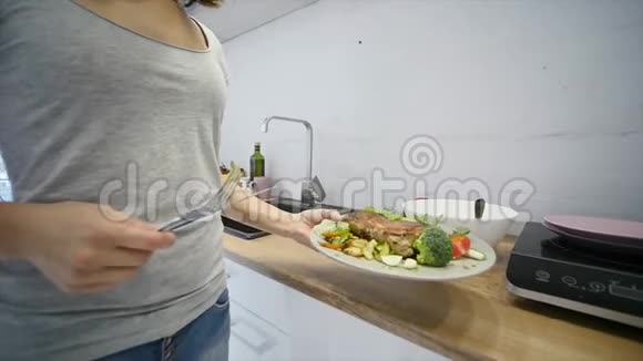 在桌上端着餐的女人视频的预览图