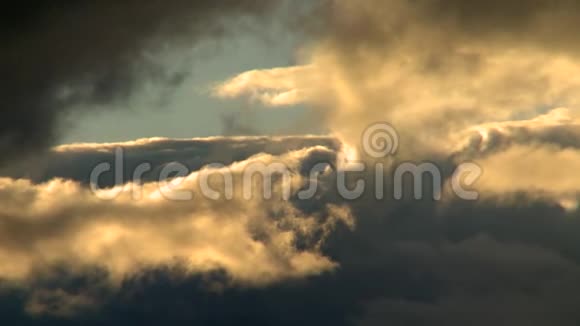 日落时分快速移动的云层照亮视频的预览图