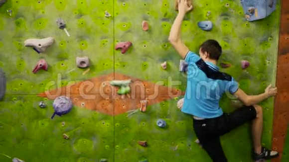 攀岩室内训练克服了健身房的墙壁视频的预览图
