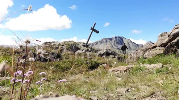 徒步旅行者走在法国阿尔卑斯山的顶峰视频的预览图