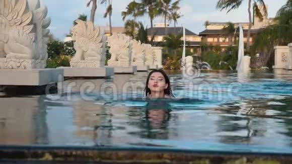 酒店游泳按摩浴缸里漂亮的亚洲女孩视频的预览图