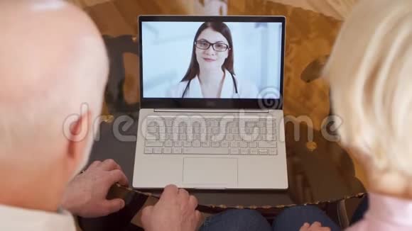 在家中有一对老夫妇通过信使应用程序与医生进行视频聊天咨询视频的预览图